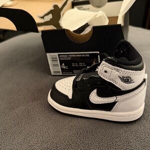 Jordan Kids' Black and White High-Top Sneakers
Jordan 1 Retro High OG (TD)